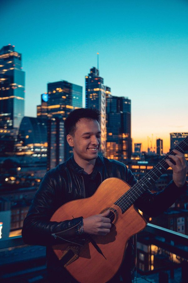 Gros plan sur une batterie en studio